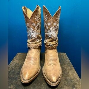 Shyanne Women's 9.5B Embroidered Western Cowboy Boots with straps BBW229